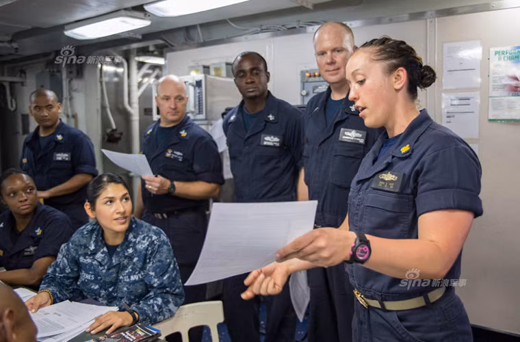 Và để vận hành tàu tấn công đổ bộ này nó cần tới thủy thủ đoàn hơn 1.000 người bao gồm cả các sĩ quan chỉ huy và chưa tính tới lực lượng lính thủy đánh bộ có mặt trên tàu.