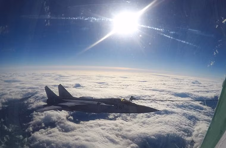Trong ảnh là một chiếc MiG-31 tiếp nhiên liệu trên không ở độ cao 6.000m.