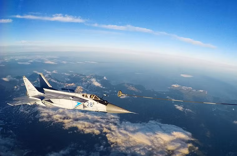 Sức mạnh tốc độ của MiG-31 nằm ở hai động cơ phản lực Soloviev D-30F6 có công suất lên đến 20.900 lbf mỗi chiếc, cho phép tiêm kích đánh chặn này có thể đạt tới vận tốc 3.000km/h.