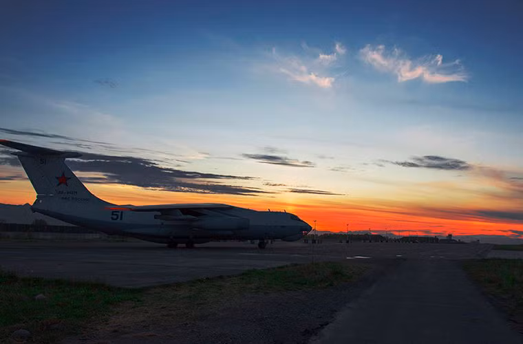 Hoàng hôn trên Bán đảo Kamchatka sau khi toàn bộ phi đội trở về căn cứ kết thúc một ngày huấn luyện bay.