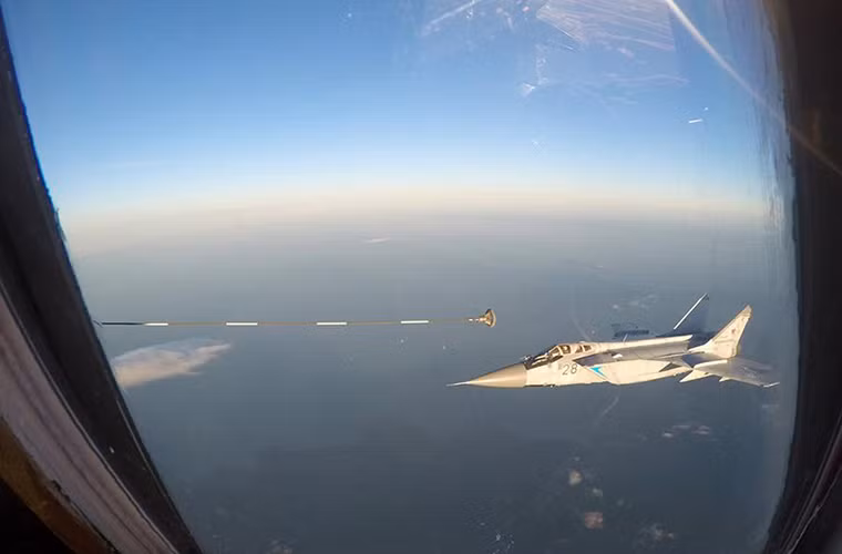 Khoảng khắc MiG-31 tiếp cận vòi tiếp nhiên liệu UPAZ-1M, hình ảnh được chụp từ IL-78.
