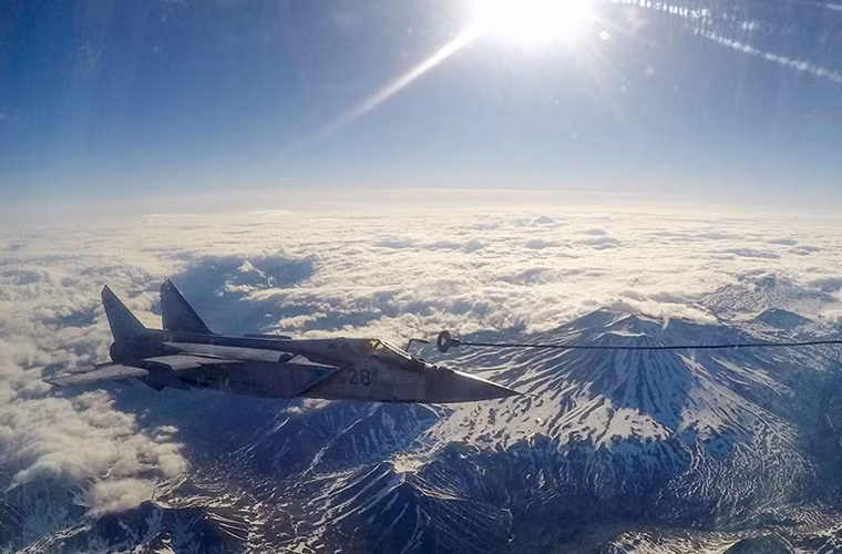 Ở tốc độ Mach 2.35 bán kính chiến đấu của MiG-31 chỉ đạt 720km và nó phải bay ở độ cao hơn 18.000m.