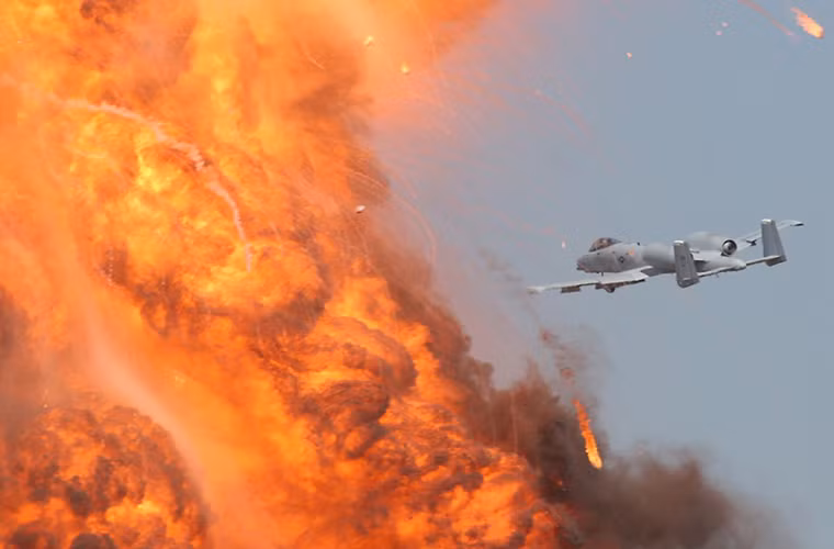 Sức mạnh của A-10 còn nằm ở 2 động cơ phản lực General Electric TF34-GE-100A mà nó được trang bị với công suất 9.065 lbf cho mỗi chiếc, giúp A-10 có thể đạt tới tốc độ tối đa 706km/h.