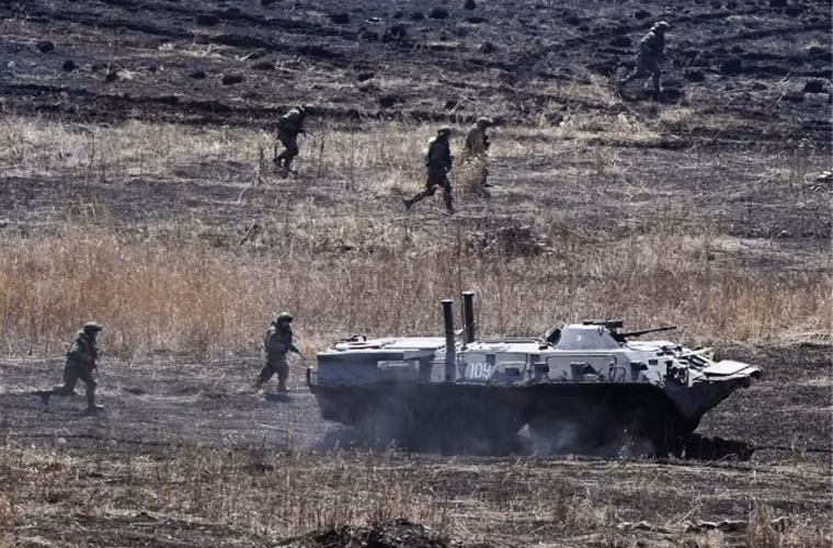 Xe bọc thép chở quân BTR-80 hổ trợ lực lượng lính thủy đánh bộ triển khai quân sau khi đổ bộ lên bờ biển.