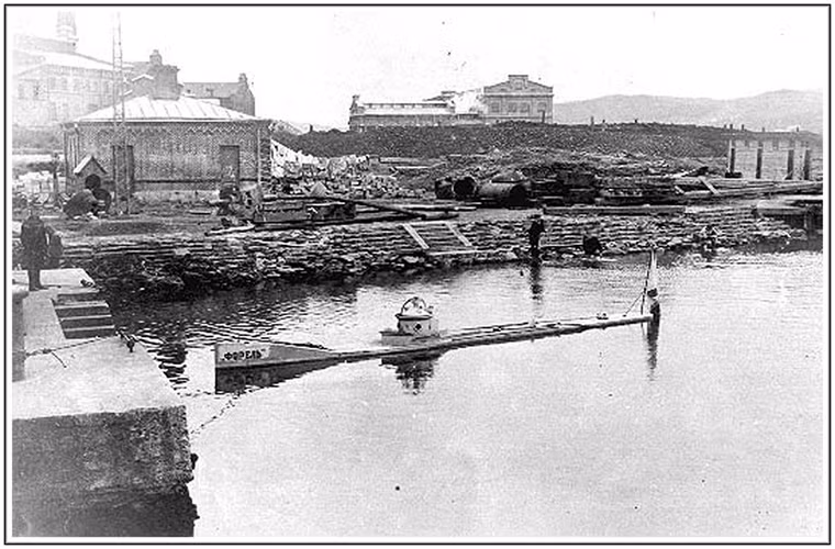 Tuy nhiên việc sở hữu biên đội tàu ngầm tấn công cũng không giúp ích được gì nhiều cho Hải quân Đế quốc Nga trong Chiến tranh Nga-Nhật Bản vào năm 1904. Hạm đội tàu chiến của Nga trong đó cả các tàu ngầm chịu tổn thất không nhỏ trong cuộc chiến này.