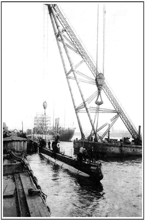 Nó là một trong những tàu ngầm diesel-điện đầu tiên của Nga được thiết kế bởi IG Bubnov và phục vụ trong Hạm đội Baltic cho tới khi ngừng hoạt động.