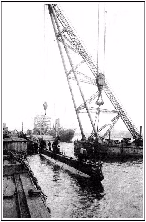 Nó là một trong những tàu ngầm diesel-điện đầu tiên của Nga được thiết kế bởi IG Bubnov và phục vụ trong Hạm đội Baltic cho tới khi ngừng hoạt động.