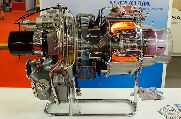 Ngoài ra, Nga cũng lên kế hoạch nội địa hóa động cơ được trang bị cho các dòng trực thăng hạng nhẹ như Ka-226T và Kazan Ansat trong vòng 4 năm tới thay thế cho các động cơ nhập khẩu từ Pháp và Mỹ. Trong ảnh là mẫu động cơ Arrius 2G1 do Pháp chế tạo được trang bị trên Ka-226T.