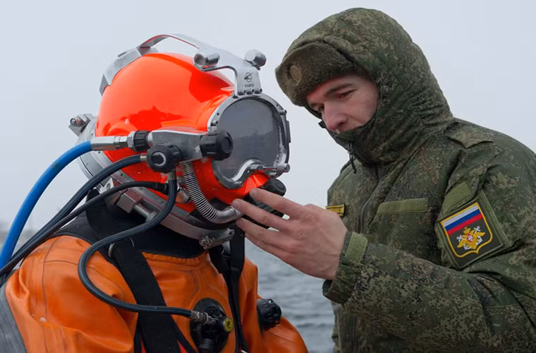 Trong ảnh là một người nhái thuộc Công binh Nga chuẩn bị cho đợt lặn đầu tiên của mình và để có thể lặn dưới nước ở nhiệt âm như hiện tại phải cần tới một bộ đồ lặn đặc biệt.