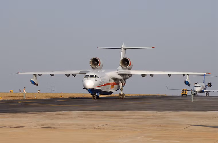 Trong ảnh là một chiếc Be-200 của Bộ Tình trạng Khẩn cấp Nga cất cánh bằng đường băng thông thường.