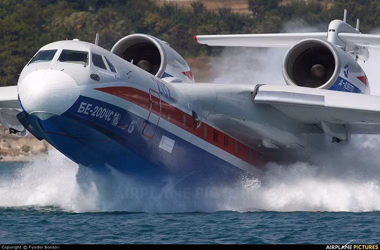 Một chiếc Be-200 có thể mang theo 12 tấn nước dành cho hoạt động chữa cháy hoặc 7.5 tấn hàng hóa cho mục đích vận tải, bên cạnh đó nó còn có biến thể dành cho các chuyến bay chở khách thương mại với sức chứa lên tới 72 người.