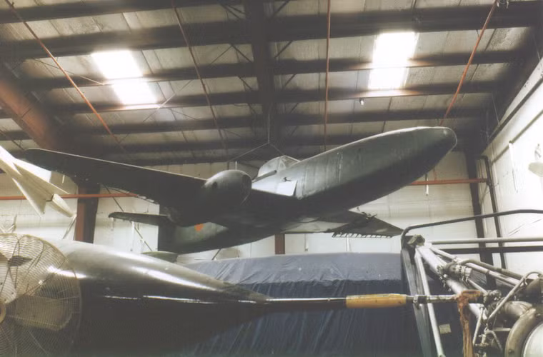 Một nguyên mẫu hoàn chỉnh của một chiếc Nakajima Kikka được trưng bày tại Bảo tàng Hàng không và Không quân Quốc gia Mỹ với một bên động cơ bị mất.