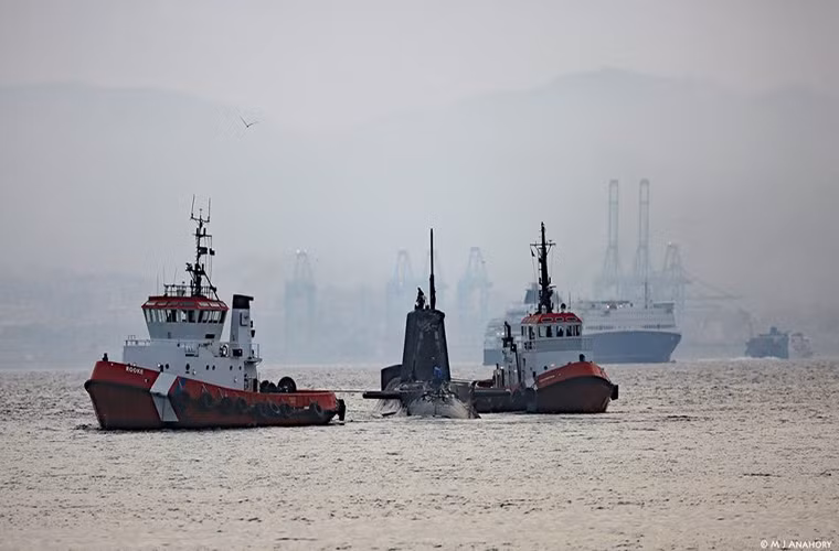 Hôm 21/7 giới truyền thông Anh đều đồng loạt đưa tin về sự cố tàu ngầm hạt nhân mới nhất của nước này. Mà lớp tàu ngầm gặp tai nạn tiếp tục là tàu ngầm tấn công hạt nhân lớp Astute (HMS Ambush). Điều này sẽ không có gì đáng nói nếu như người Anh đã chỉ hơn 1 tỷ Bảng Anh cho chiếc tàu ngầm này, thậm chí nó được mệnh danh tàu ngầm tấn công hạt nhân hiện đại nhất thế giới. Trong ảnh là tàu HMS Ambush được kéo về cảng Gibraltar vùng lãnh thổ hải ngoại của Anh để sửa chữa.