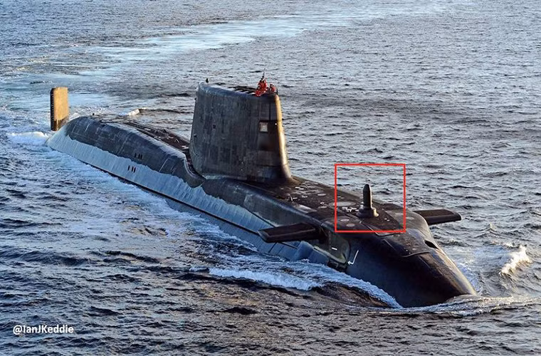 Trong ảnh là tàu HMS Ambush khi chưa xảy ra tai nạn, và dù chỉ bị hư hại bên ngoài nhưng Hải quân Hoàng gia Anh vẫn quyết định kiểm tra lại toàn bộ cấu trúc con tàu kể cả lò phản ứng hạt nhân. Rất may là vụ tai nạn trên không khiến thủy thủ nào của Anh bị thương.