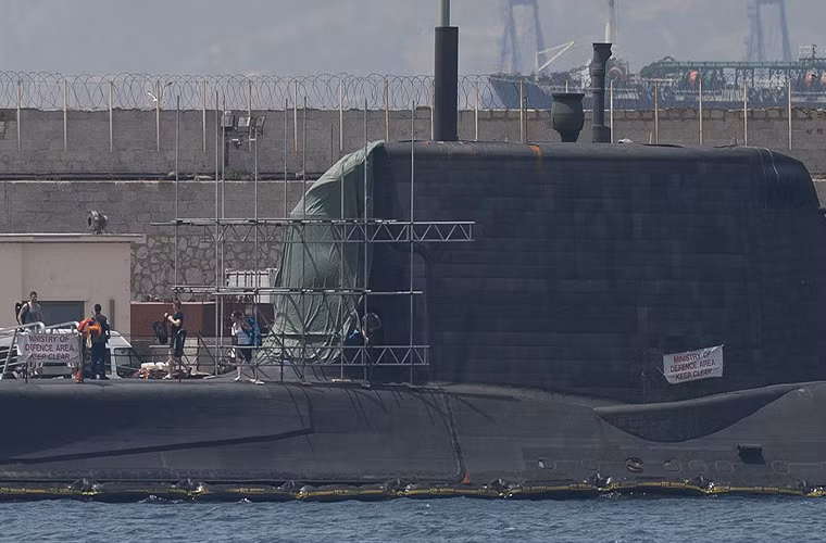 Sự việc này cũng trở nên nghiệm trọng hơn khi trước đó chỉ huy tàu HMS Ambush sĩ quan Cdr Alan Daveney từng nói với bạn bè rằng mình rất bận rộn và cần được nghỉ ngơi ngay khi có thể.