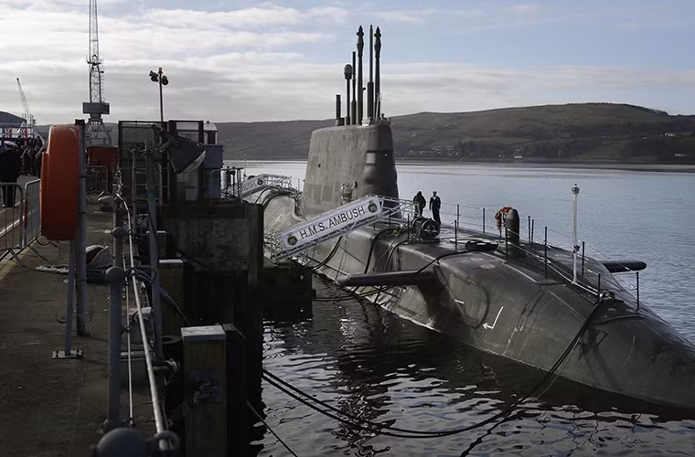 HMS Ambush có thủy thủ đoàn 98 người và có tốc độ di chuyển tối đa dưới nước là 30 hải lý/giờ với khả năng lặn sâu 300m, con số này với các tàu ngầm tấn công hạt nhân của Nga là 600m.