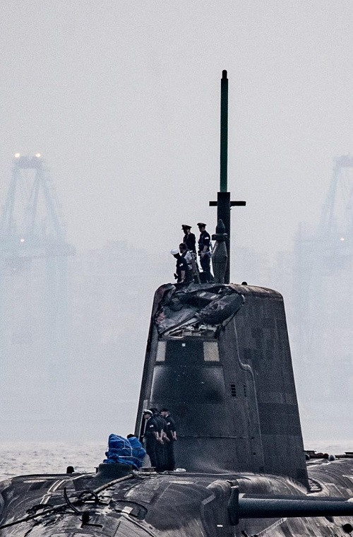 Theo tờ Telegraph, tàu HMS Ambush khi đang lặn trong một cuộc diễn tập huấn luyện đã va chạm với một chiếc tàu thương mại, sượt qua tàu chở hàng ngoài khơi bờ biển Gibraltar. Cú va chạm trên đã làm hư hại nặng tháp chỉ huy và một thiết bị cảm biến được đặt trước mũi tàu HMS Ambush.