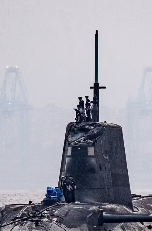 Theo tờ Telegraph, tàu HMS Ambush khi đang lặn trong một cuộc diễn tập huấn luyện đã va chạm với một chiếc tàu thương mại, sượt qua tàu chở hàng ngoài khơi bờ biển Gibraltar. Cú va chạm trên đã làm hư hại nặng tháp chỉ huy và một thiết bị cảm biến được đặt trước mũi tàu HMS Ambush.