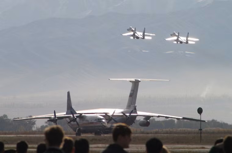 Dù Quân đội Nga luôn hạn chế việc triển khai quân tại các căn cứ quân sự ở nước ngoài. Nhưng Nga vẫn là một trong những quốc gia có căn cứ quân sự ngoài lãnh thổ của mình nhiều nhất thế giới. Trong ảnh là căn cứ không quân Kant của Nga cách thủ đô Bishkek, Kyrgyzstan 20km và là một phần trong Tổ chức Hiệp ước An ninh Tập thể CSTO.