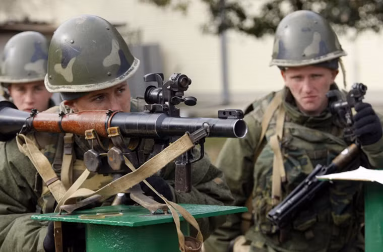 Một buổi huấn luyện quân sự của các binh sĩ Nga tại căn cứ số 7 đóng ở Gudauta, Abkhazia.