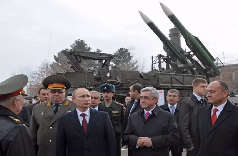 Trong ảnh là Tổng thống Nga Vladimir Putin và Tổng thống Armenia Serzh Sargsyan trong một chuyến thăm đến căn cứ quân sự số 102 của Nga tại Armenia. Armenia cũng một quốc gia thành viên của CSTO.