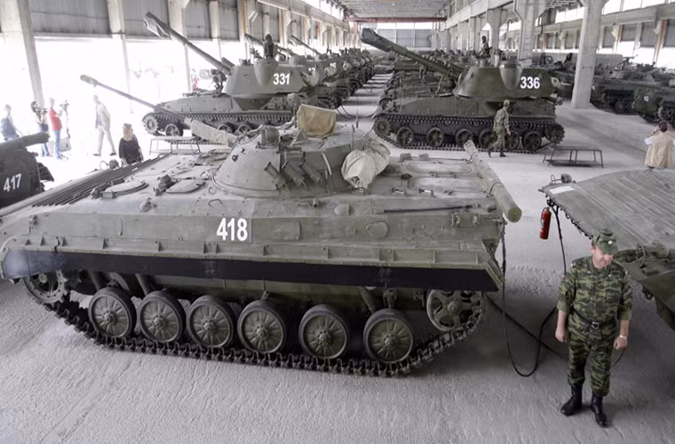 Cận cảnh dàn xe chiến đấu bộ binh và pháo tự hành Quân đội Nga đóng tại Tskhinval.