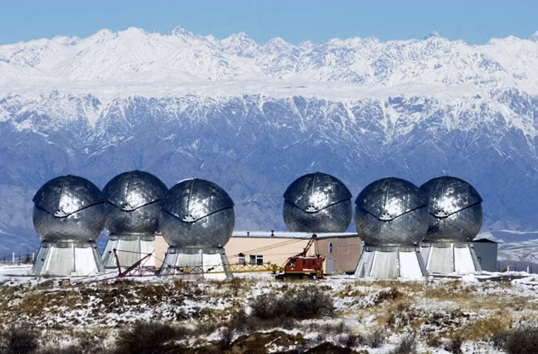 Và các chương trình hợp tác quân sự trên có thể là tiền đề giúp Moscow tái triển khai căn cứ quân sự tại Châu Mỹ Latinh. Trong ảnh là một trạm quan sát không gian của Quân đội Nga tại vùng núi Nurak, Tajikistan cách mực nước biển hơn 2.000m. Trạm giám sát trên có tên Okno được thiết kế dành cho nhiệm vụ theo dõi các mục tiêu không gian như vệ tinh hay thậm chí là cả tên lửa đạn đạo.