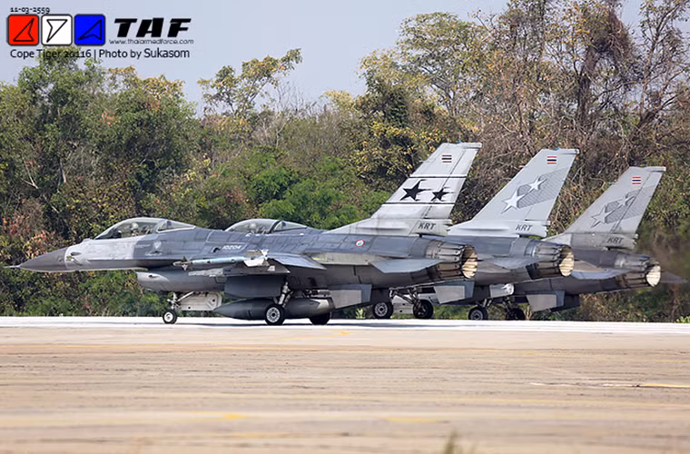 Phi đội tiêm kích F-16A/B của Thái Lan sẵn sàng xuất kích tại căn cứ Korat. Nguồn ảnh : TAF