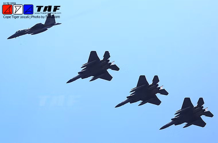 Phi đội F-15SG của Singapore trình diễn trên không khi bay qua Korat. Nguồn ảnh : TAF
