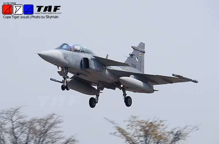 Trong ảnh là tiêm kích đa năng Saab JAS 39C/D Gripen của Không quân Hoàng gia Thái Lan. Nguồn ảnh : TAF