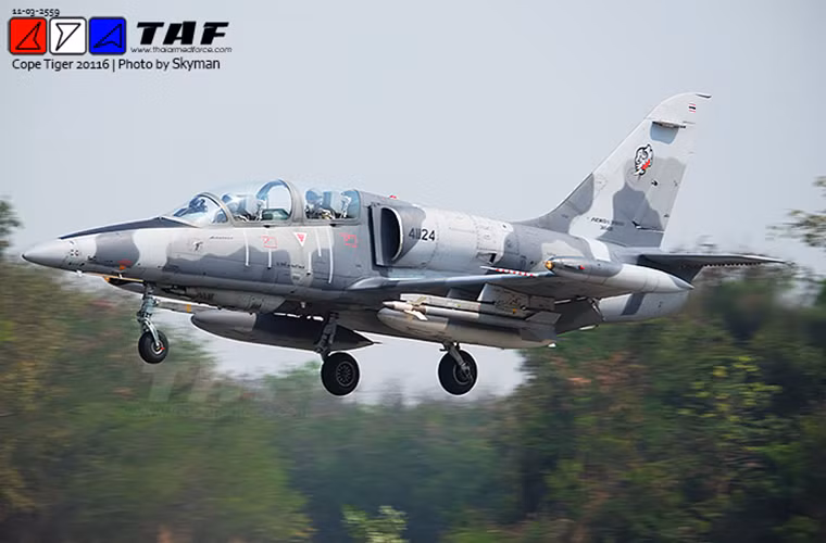 Không quân Hoàng gia Thái Lan đang trải qua quá trình hiện đại hóa sâu rộng nhất từ trước cho tới nay với hàng loạt hợp đồng mua máy bay chiến đấu thế hệ mới. Trong ảnh là một máy bay huấn luyện phản lực đa năng Aero L-39 Albatros của Không quân Hoàng gia Thái Lan. Nguồn ảnh : TAF