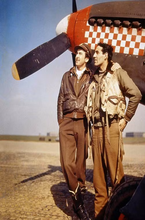 Trung úy John Godfrey (trái) và Đại úy Don Gentile thuộc phi đội máy bay chiến đấu số 4 - một trong những đơn vị không quân tham gia hầu hết các chiến dịch quân sự của Mỹ tại Mặt trận phía Tây. Đây cũng là bộ đôi phi công P-51 Mustang nổi tiếng nhất của lịch sử Không quân Mỹ với 37 lần bắn hạ máy bay đối phương. Nguồn ảnh: War History Online