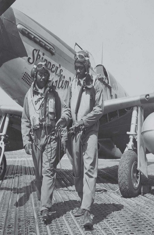 Trong ảnh là Đại úy Andrew Turner và Trung Úy Clarence "Lucky" Lester phi đoàn 332 - một trong những đơn vị thuộc Tuskegee Airmen phi đội chiến đấu cơ đầu tiên của Không quân Mỹ với phi công là người da màu. Nguồn ảnh: War History Online