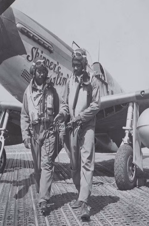 Trong ảnh là Đại úy Andrew Turner và Trung Úy Clarence "Lucky" Lester phi đoàn 332 - một trong những đơn vị thuộc Tuskegee Airmen phi đội chiến đấu cơ đầu tiên của Không quân Mỹ với phi công là người da màu. Nguồn ảnh: War History Online