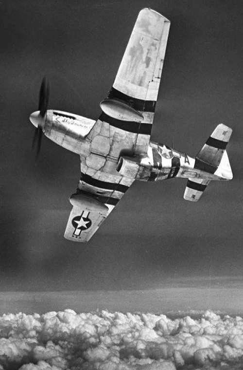 Trong ảnh là chiếc P-51 Mustang có biệt danh “Sky Bouncer” khá nổi tiếng của Không quân Mỹ trong Chiến tranh Thế giới thứ II được điều khiển bởi Đại úy Bruce “Red” Rowlett, nó bị bắn hạ vào 3/4/1945 khi cuộc chiến đã gần kết thúc. Nguồn ảnh: War History Online