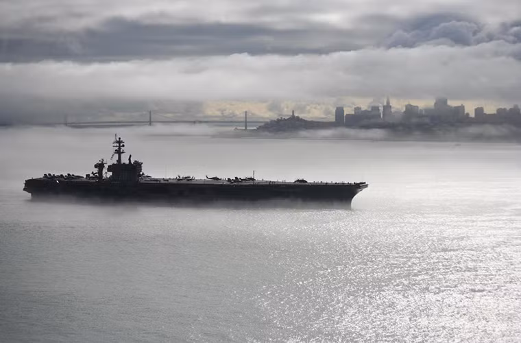 Hình ảnh tàu sân bay USS Carl Vinson rời khỏi San Francisco trong sương mù khi lên đường tham gia huấn luyện thường niên trên biển. Nguồn ảnh: Business Insider