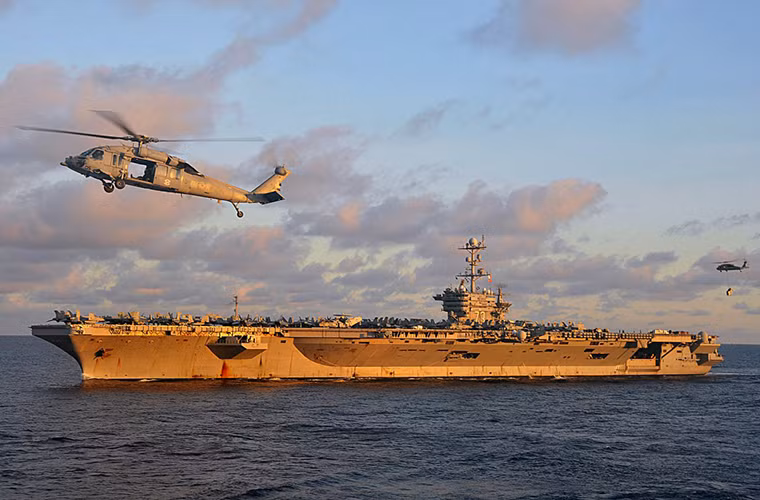 Một chiếc trực thăng hải quân SH-60 bay cạnh tàu sân bay USS George Washington trong một đợt huấn luyện ngoài khơi Mỹ. Nguồn ảnh: Business Insider