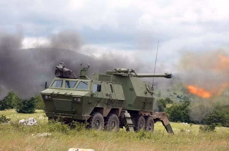 Trong các biến thể đầu tiên, tháp pháo phía sau của Nora B-52 hoàn toàn không được trang bị giáp bảo vệ nhưng sau đó điều này dẫn thay đổi với các biến thể hiện đại hóa của mẫu pháo này không chỉ tháp pháo mà còn cả cabin của nó.