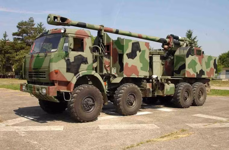 Đạn pháo 155mm trên Nora B-52 đều theo tiêu chuẩn của NATO, mỗi hệ thống pháo tự hành này có thể mang theo tối đa 36 viên trong đó có sẵn 12 viên trong máy nạp đạn tự động. Điều này giúp giảm đáng kể thời gian triển khai lẫn thu hồi của Nora B-52 trước khi đối phương kịp phản pháo.