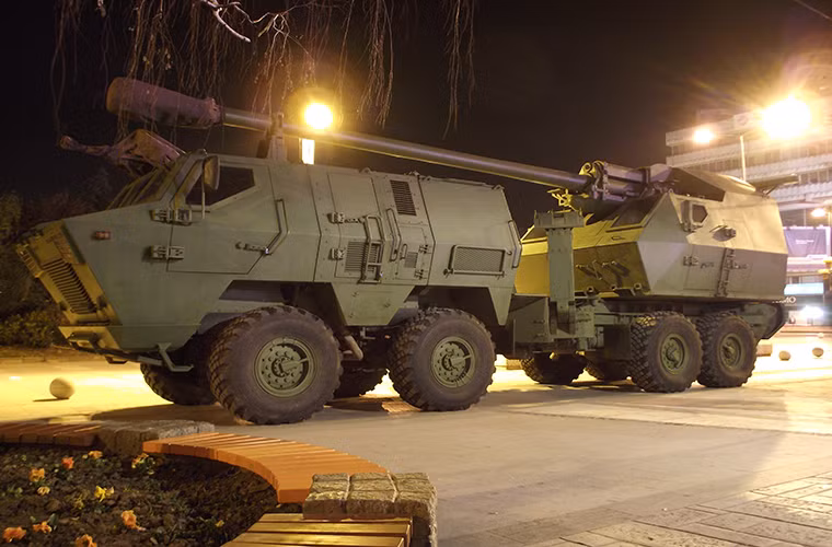 Đến tận đầu những năm 2000, Serbia mới tiếp tục phát triển Nora B-52 dựa trên những gì Nam Tư đã thực hiện trước đó và với nền tảng công nghiệp quốc phòng sẵn có của mình Serbia nhanh chóng hoàn thiện Nora B-52 tiến tới đưa nó vào sản xuất hàng loạt trong năm 2006.