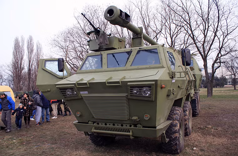 Giống như nhiều mẫu pháo tự hành thế hệ mới khác, Nora B-52 cũng được tích hợp sẵn các hệ thống trang thiết bị điện tử hỗ trợ tác chiến như máy tính đường đạn, hệ thống định vị. Còn riêng với biến thể Nora B-52K1 nó còn được trang bị cả hệ thống phòng vệ NBC và giáp bảo vệ có thể chịu được một vụ nổ bởi 6kg TNT.