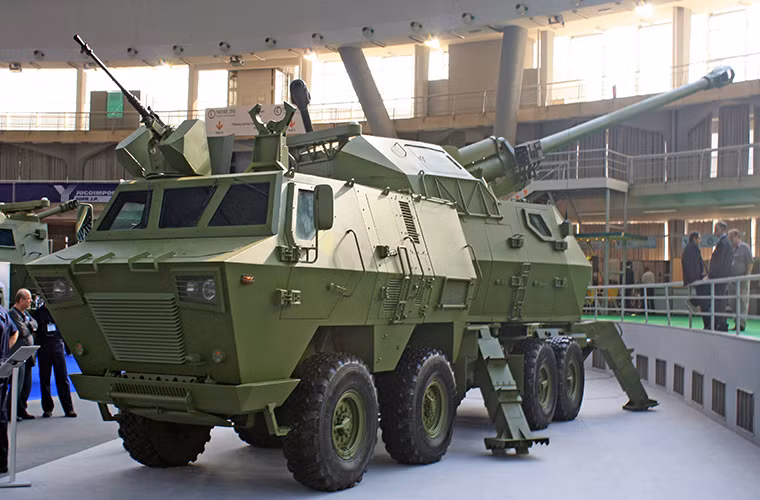 Lịch sử phát triển pháo tự hành Nora B-52 được bắt đầu từ thời Liên Bang Nam Tư và Serbia là một phần của nhà nước này. Như đã nói ở trên Nora B-52 được phát triển từ nền tảng của Nora-A nhưng cỡ nòng của nó được tăng lên 155mm thay vì 152mm thay đổi này giúp tăng tầm bắn của Nora B-52. Tuy nhiên tác động của lịch sử thế giới sau Chiến tranh Lạnh khiến Nam Tư không thể hoàn thành Nora B-52.