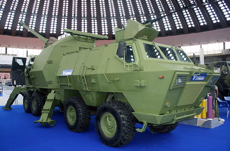 Giống như nhiều nước Đông Âu khác, ngành công nghiệp quốc phòng của Serbia cũng chịu ảnh hưởng một phần từ Liên Xô, nhưng họ cũng có những hướng đi của riêng mình. Và một trong số đó có thể kể tới mẫu pháo tự hành Nora B-52 155mm. Nó được phát triển dựa trên mẫu lựu pháo M84 Nora-A 152mm vốn là biến thể nội địa hóa của pháo D-20 152mm do Liên Xô phát triển. Trong ảnh là biến thể Nora B-52K1.