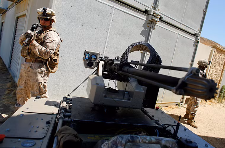 Dù là một trong những quốc gia có công nghệ tự động hóa đứng đầu thế giới nhưng trong cuộc đua phát triển các mẫu phương tiện chiến đấu không người lái mặt đất Mỹ đang dần đuối sức trước người Nga. Khi mà các mẫu robot của Nga không còn chỉ là thử nghiệm mà đã được tham gia trực tiếp trên chiến trường điển hình như ở Syria.