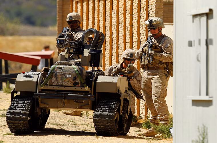 Ngoài biến thể vũ trang, MUTT còn có biến thể dành cho hoạt động vận chuyển hổ trợ binh sĩ trên chiến trường với tính năng tương tự như các dòng phương tiện không người lái của Quân đội Mỹ trước đây. Trong ảnh là súng máy 12.7mm của MUTT nó được lắp theo dạng modul có thể tháo ra khi cần thiết.