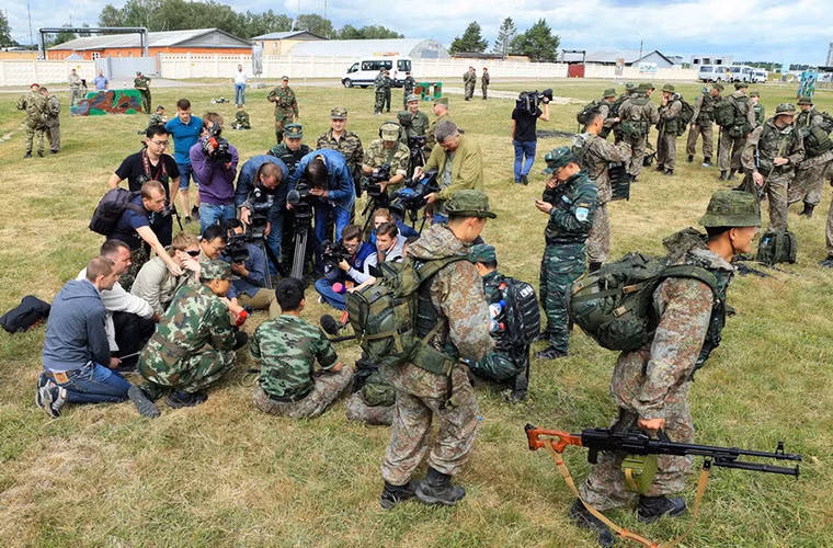 Các hoạt động huấn luyện trên chính thức diễn ra vào đầu tháng 7 với sự tham gia của 40 binh sĩ mỗi bên ở hai địa điểm gồm ngoại ô Moscow và Smolensk.