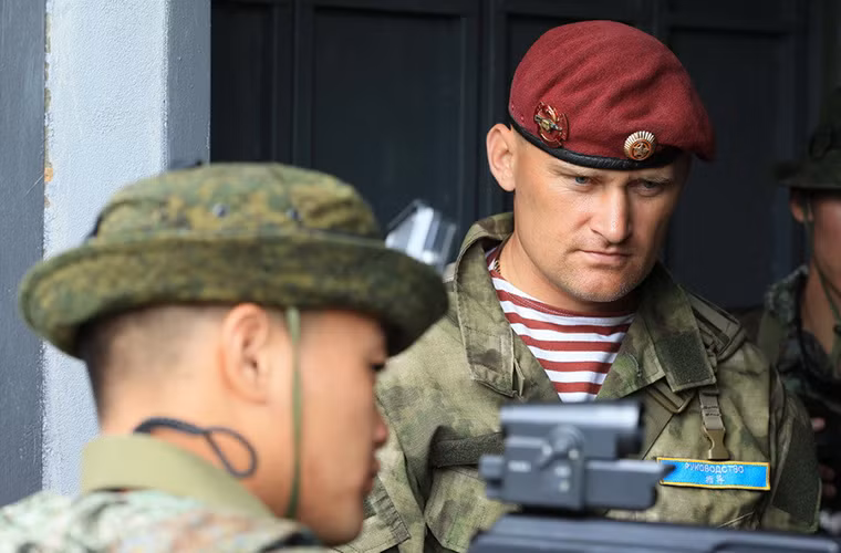 Lực lượng Vệ binh Quốc gia Nga chỉ mới được Tổng thống Nga Vladimir Putin ký sắc lệnh thành lập vào đầu tháng 4 năm nay và hoạt động như một lực lượng đặc biệt thuộc quyền quản lý của Bộ Nội vụ Nga. Với nhiệm vụ chính là chống lại chủ nghĩa cực đoan, khủng bố và bảo vệ an ninh nội địa của Nga.