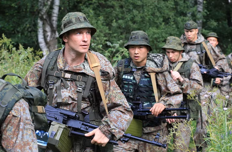 Được biết đây không phải là lần đầu tiên Nga và Trung Quốc triển khai chương trình huấn luyện chống khủng bố chung này. Hình ảnh lực lượng đặc nhiệm hỗn hợp Nga-Trung hành quân trong rừng.