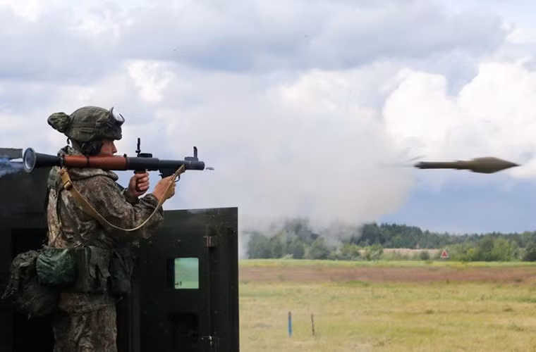 Trong ảnh là một binh sĩ Nga thực hành bắn súng chống tăng RPG-7 tại trung tâm huấn luyện 604.