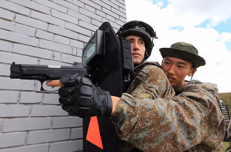 Một tổ tác chiến hỗn hợp Nga-Trung trong bài huấn luyện tấn công vào mục tiêu cố định của đối phương.